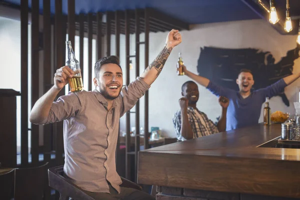 Mutlu futbol taraftarları zaferi kutluyor, barda maç seyrediyorlar. — Stok fotoğraf
