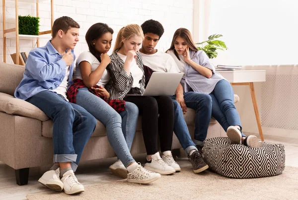 Προετοιμάζονται για τις εξετάσεις μαζί. Ομάδα μαθητών που κοιτάζουν το φορητό υπολογιστή — Φωτογραφία Αρχείου