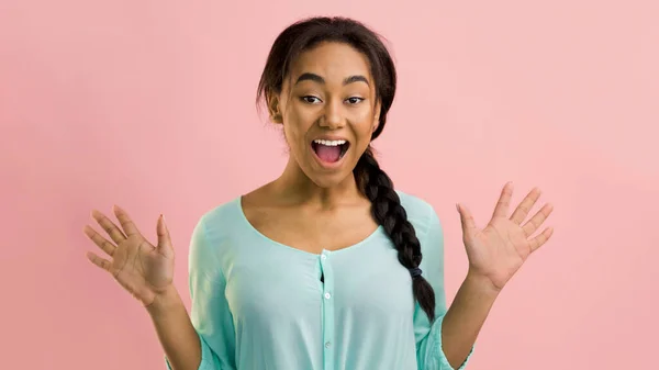 Emociones humanas. Chica sorprendida gritando sobre fondo rosa —  Fotos de Stock