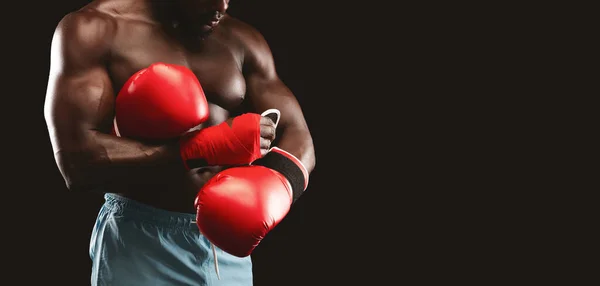 Foto recortada de boxeador usando luvas vermelhas — Fotografia de Stock