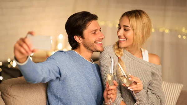 Jeune couple célébrant son anniversaire avec du champagne à la maison — Photo