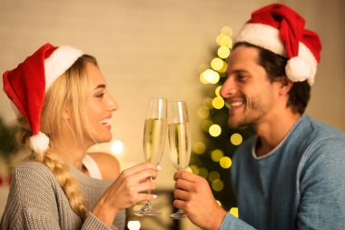 Mutlu çift Noel 'i kutluyor ve romantik anın tadını çıkarıyor.