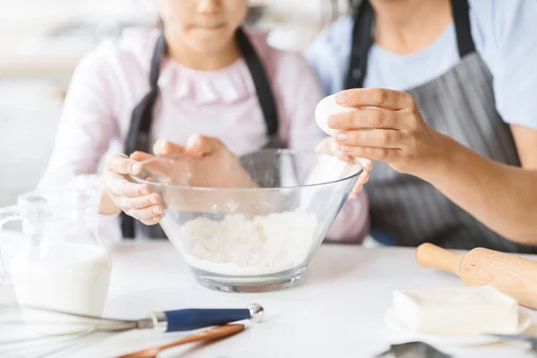 Mutter und Tochter mischen Zutaten für Teig in Schüssel — Stockfoto