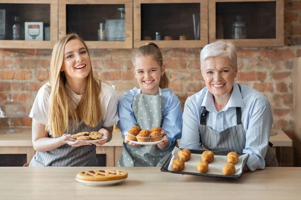 Taze pişmiş ev pastası gösteren neşeli kadınlar — Stok fotoğraf