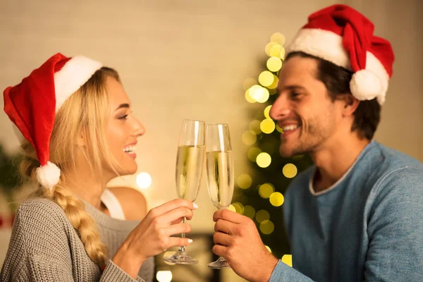 Joyeux couple célébrant Noël et profitant d'un moment romantique — Photo