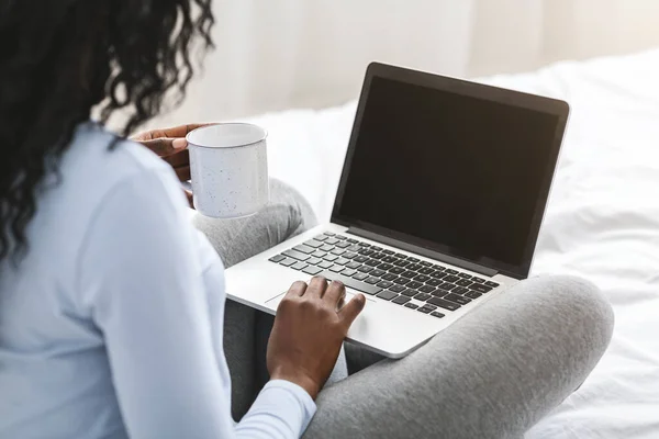 Vue arrière de la fille regardant l'écran d'ordinateur portable vierge — Photo