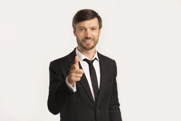 Geschäftsmann zeigt mit dem Finger auf Kamera auf weißem Hintergrund — Stockfoto