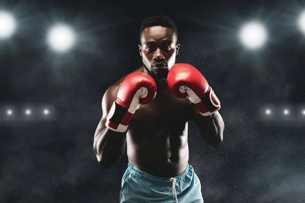 Boxeador negro confiado de pie en pose, listo para luchar — Foto de Stock