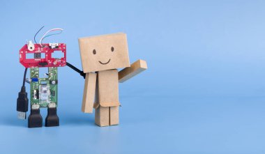 Mavi panorama arka planında metal ve karton robotlar