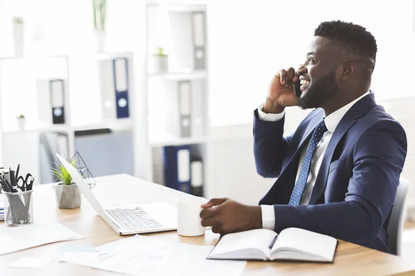 Zwarte zakenman in gesprek op mobiele telefoon, koffie drinken op kantoor — Stockfoto