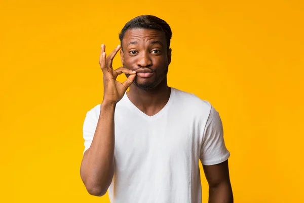 Uomo afro che fa Zip Lip Gesto in piedi, Studio Shot — Foto Stock