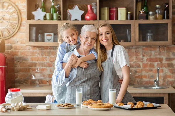 Famiglia femminile scattare foto mentre si cucina insieme — Foto Stock