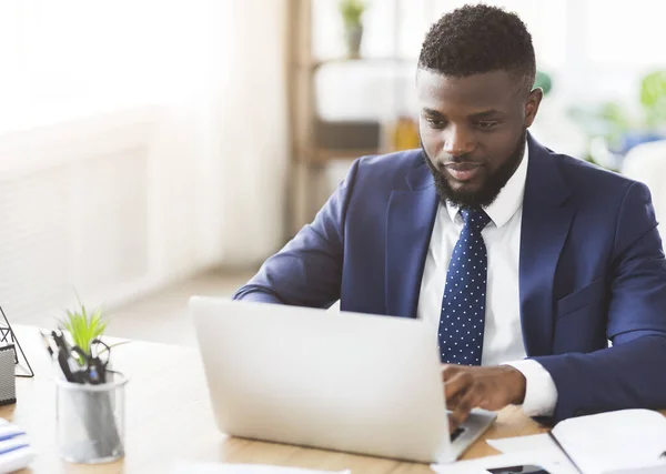 Jeune homme d'affaires travaillant dans un bureau moderne de haute technologie — Photo