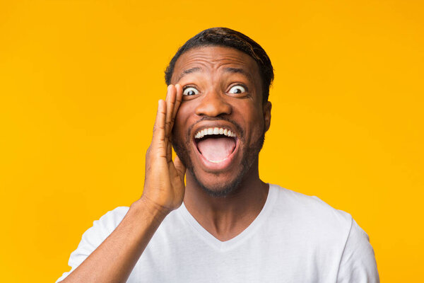 Афроамериканец Гай, кричащий "Near Mouth", Studio Shot
