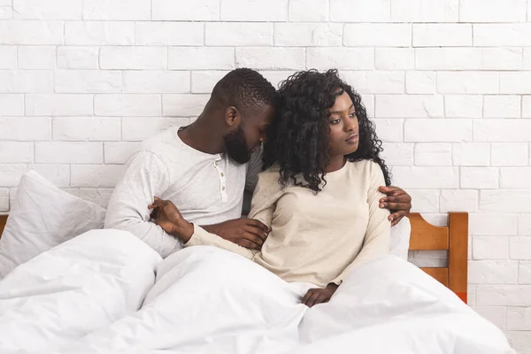 젊은 흑인 여자가 남편 과의 성 관계를 거절하다 — 스톡 사진