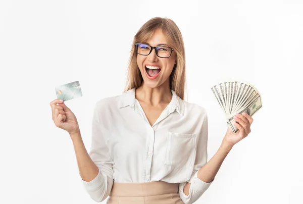Lady Holding πιστωτική κάρτα και χρήματα φωνάζοντας στέκεται στο στούντιο — Φωτογραφία Αρχείου
