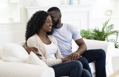 Romantik bir adam kız arkadaşına aşk sözleri fısıldıyor.