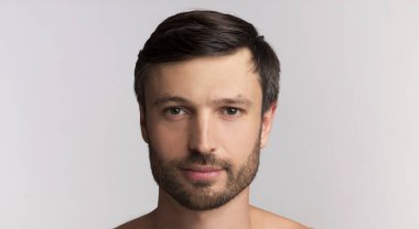 Ciddi Adam Kameraya Bakıyor Beyaz Arkaplanda Pozisyon, Panorama