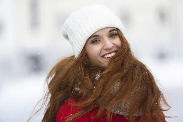 Retrato de hermosa chica sonriente en ropa de invierno —  Fotos de Stock