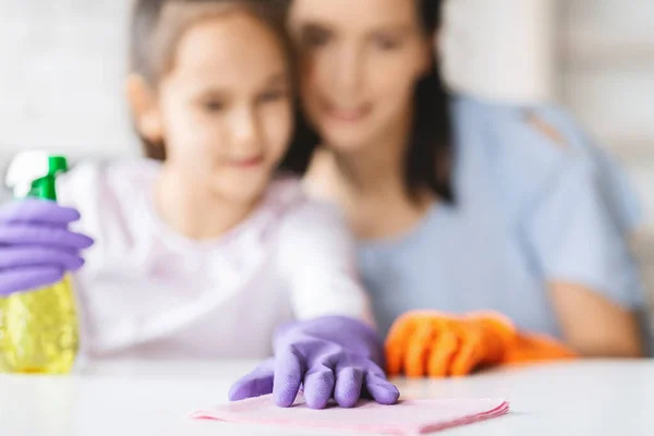 Fundo de limpeza. Mãe e filha superfície da mesa de limpeza com pano — Fotografia de Stock