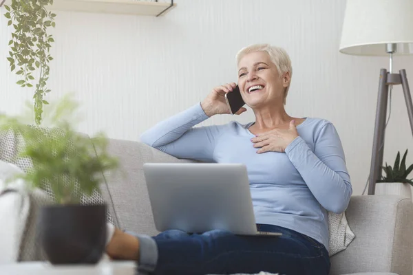 Radostná starší obchodní dáma mluví chytrým telefonem — Stock fotografie