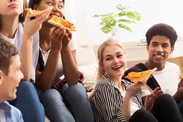 Pizzaidő. Különböző barátok esznek és beszélgetnek — Stock Fotó