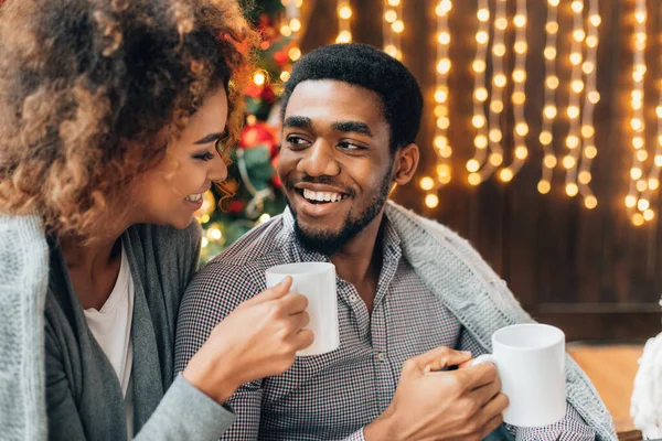 Jovem casal bebendo café na árvore de Natal — Fotografia de Stock