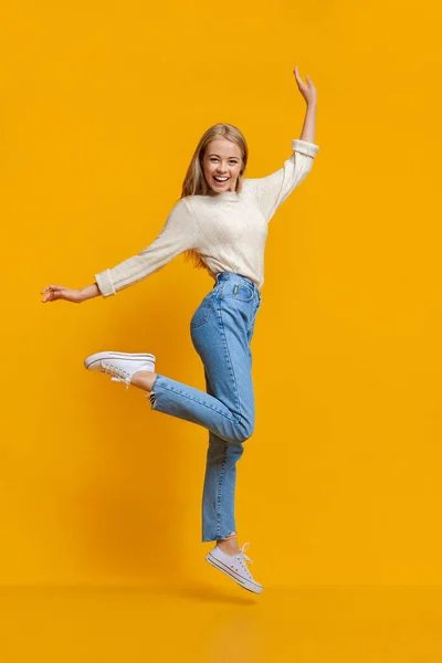 Onbezorgde jeugd. gelukkig jong meisje springen op lucht en glimlachen — Stockfoto