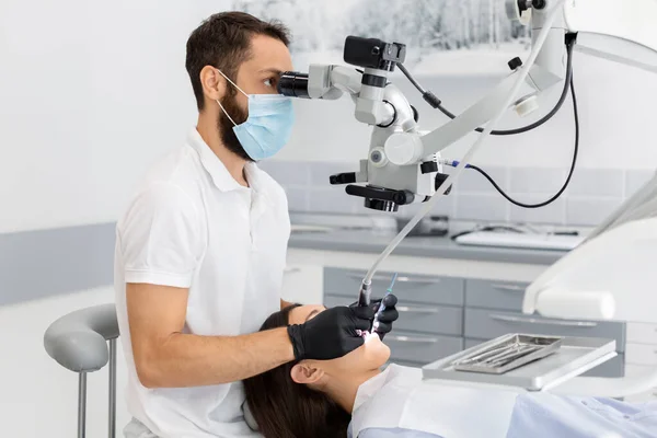 Dentista profissional usando tecnologias modernas no tratamento — Fotografia de Stock