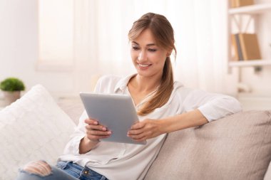 Gülümseyen Kadın Evdeki Koltukta Dinlenen Dijital Tablet Kullanıyor