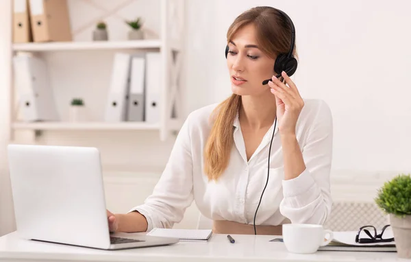 Dame im Headset unterhält sich mit Kunde im Call Center — Stockfoto