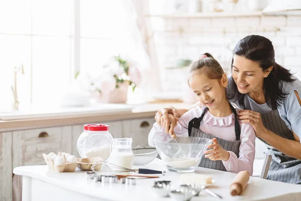 Feliz madre e hija haciendo masa en la cocina juntos —  Fotos de Stock