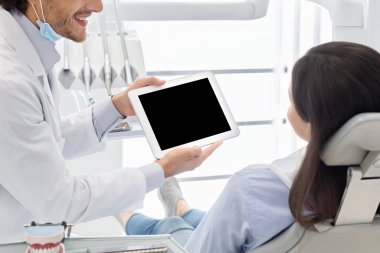 Diş hekimi tarafından gösterilen boş dijital tablet ekranını kapat