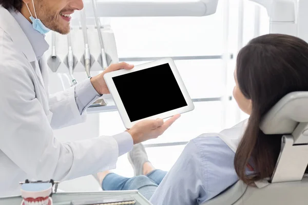 Közelkép az üres digitális tabletta képernyő mutatja fogorvos — Stock Fotó