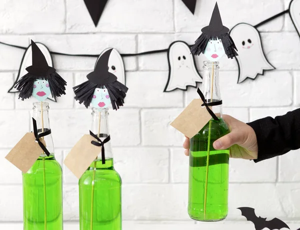 Närbild av konceptuella och kreativa gröna Halloween drycker — Stockfoto