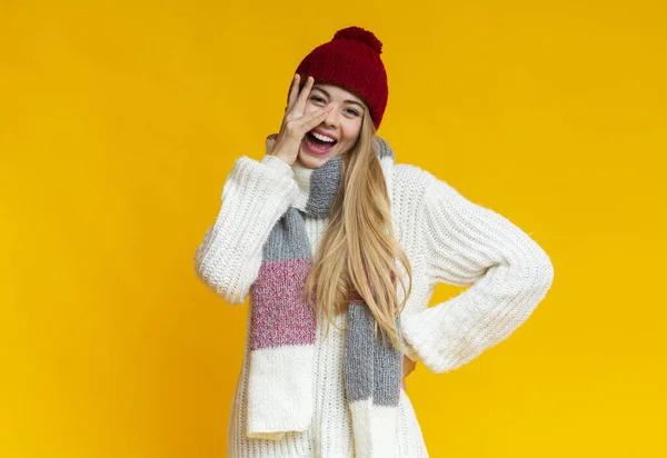 Menina bonita fechando os olhos com os dedos sobre fundo amarelo — Fotografia de Stock