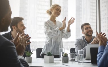 İş dersi. Ofiste alkışlayan mutlu seyirciler.