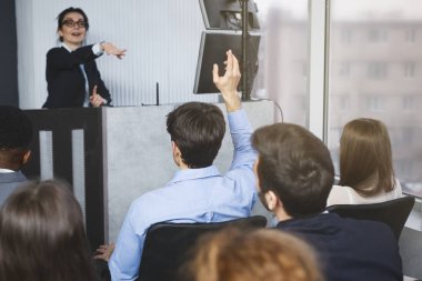 Bir sorum var. Seminer sırasında dinleyiciler el kaldırıyor