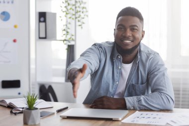 Yakışıklı Siyah Menajer başarılı bir anlaşmadan sonra tokalaşmak için elini uzatıyor