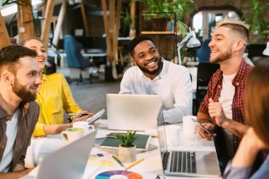 Takım işi. Yeni başlatılan projede çalışan genç ekip