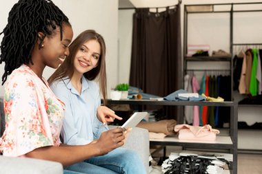 Showroom 'da Tabletteki Çizimlere Bakan İki Moda Tasarımcısı