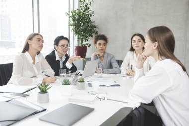Yaratıcı iş ekibi fikirleri ve planları tartışıyor