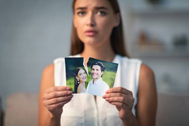 Hüzünlü Kız Eski Kocasıyla İçerde Fotoğraf Çekiyor