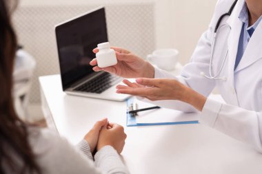 Ofisteki hastasına reçete yazan tanınamayan bir doktor.