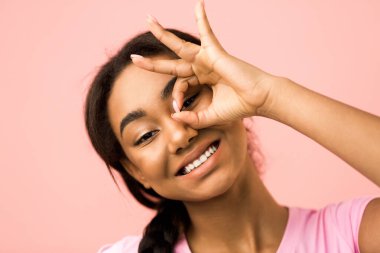 Sadece eğlenmek için. Gözünün yanında işaret eden kız.