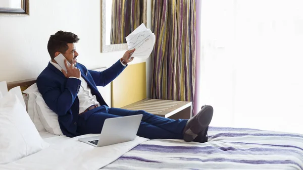 Zuřivý podnikatel křičí na zaměstnance po telefonu, pobyt v hotelu — Stock fotografie