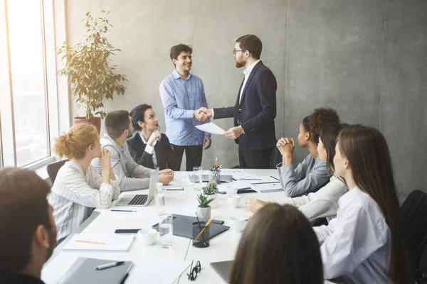 Ceo gratulera framgångsrik arbetare genom att skaka hand — Stockfoto