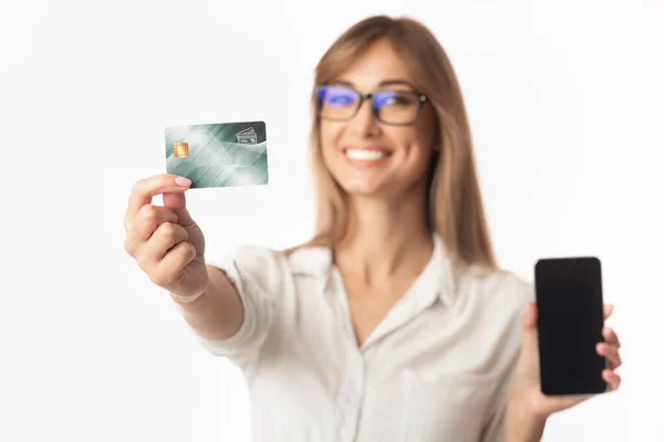 İş kadını Kredi Kartı Gösteriyor ve Telefon Bekleme, Stüdyo Çekimi — Stok fotoğraf