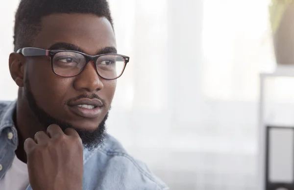 Nahaufnahme Porträt eines selbstbewussten schwarzen Mannes mit Brille — Stockfoto