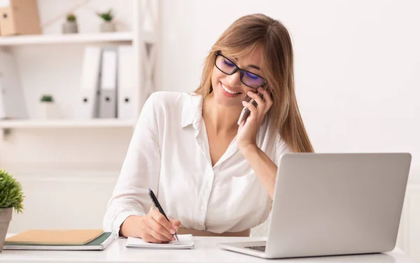Fröhliche Geschäftsfrau telefoniert im modernen Büro — Stockfoto